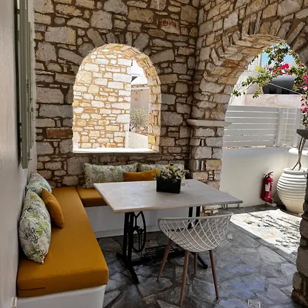 Dafni's Philoxenia * Naousa (Paros)